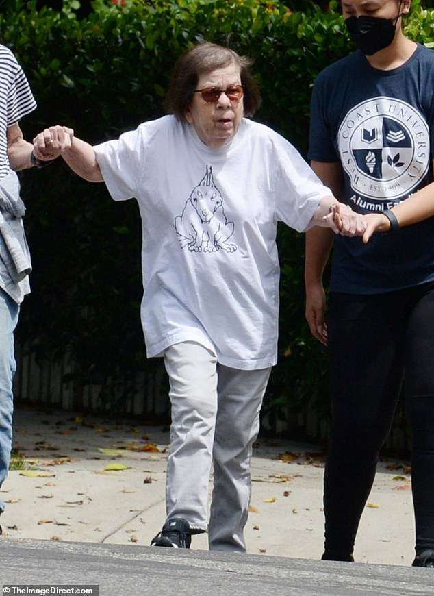 Oscar-winning actress, 80, is seen on VERY rare outing in LA… can you guess who she is?