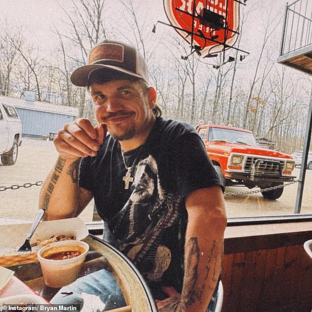 Country singer Bryan Martin apologizes after being dragged from stage by police for erratic behavior